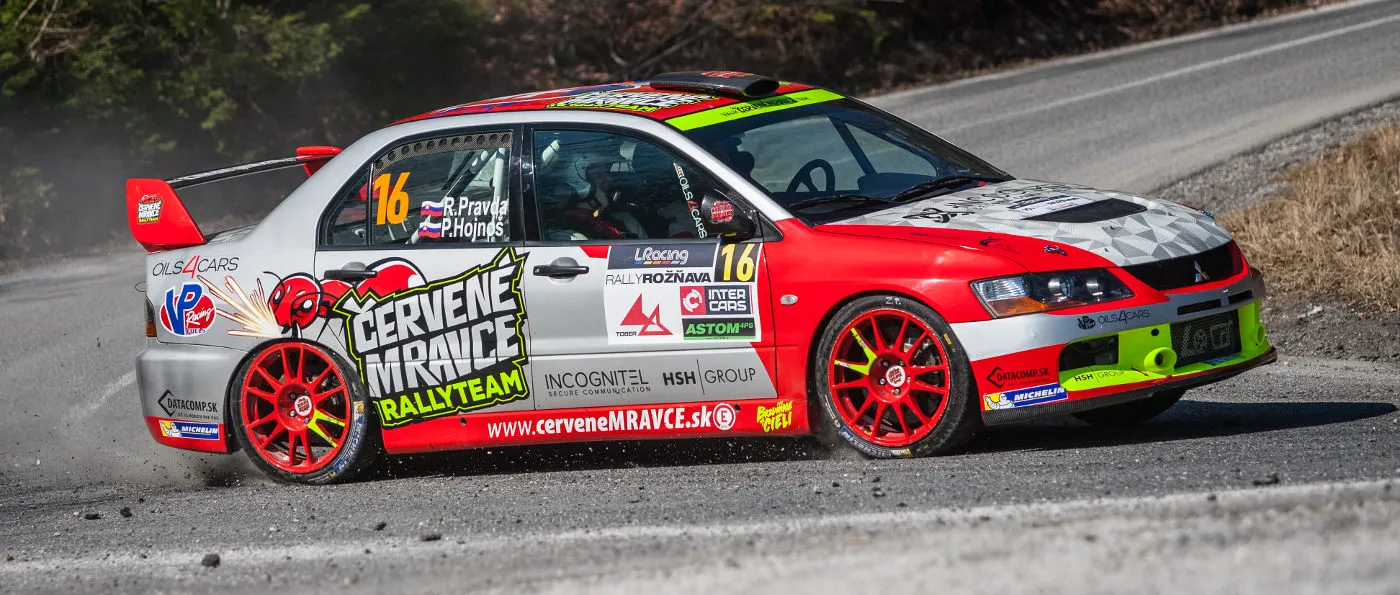 Rally vozidlo Červených Mravcov s označením oils4cars a VP Racing